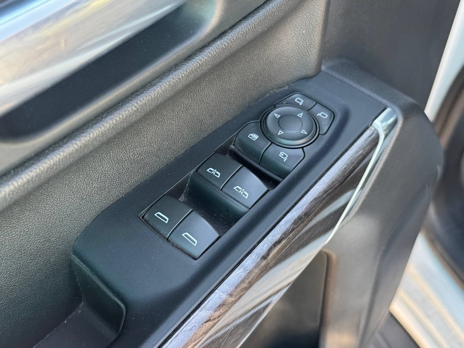 Used 2019 Chevrolet Silverado 1500 LTZ AWD/4WD image 11