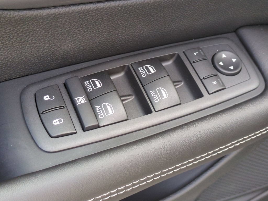 New 2027 Chrysler Pacifica Select FWD image 13