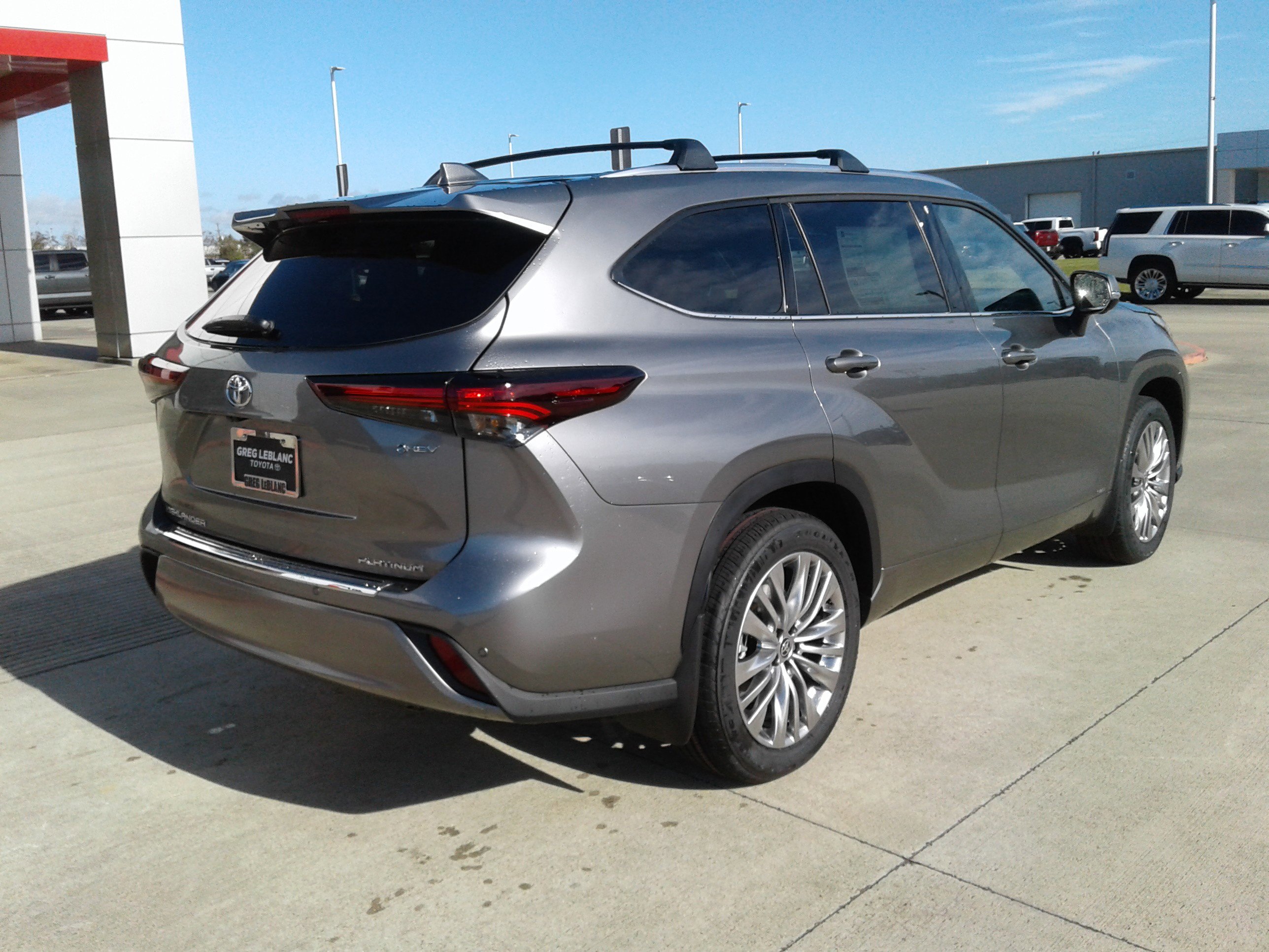 New 2026 Toyota Highlander Platinum image 2