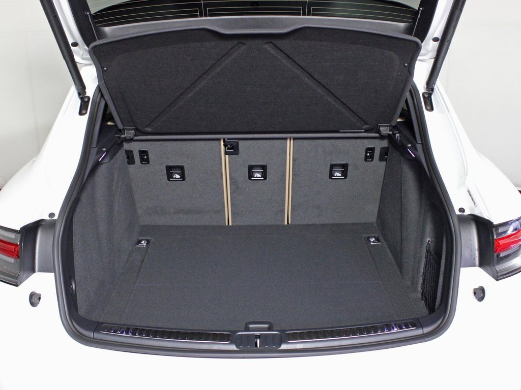 Used 2025 Porsche Macan image 13