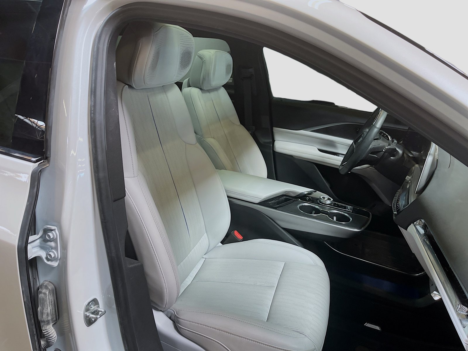 Used 2025 Cadillac Lyriq Sport w/ LPO, Floor Liner Package AWD/4WD image 30