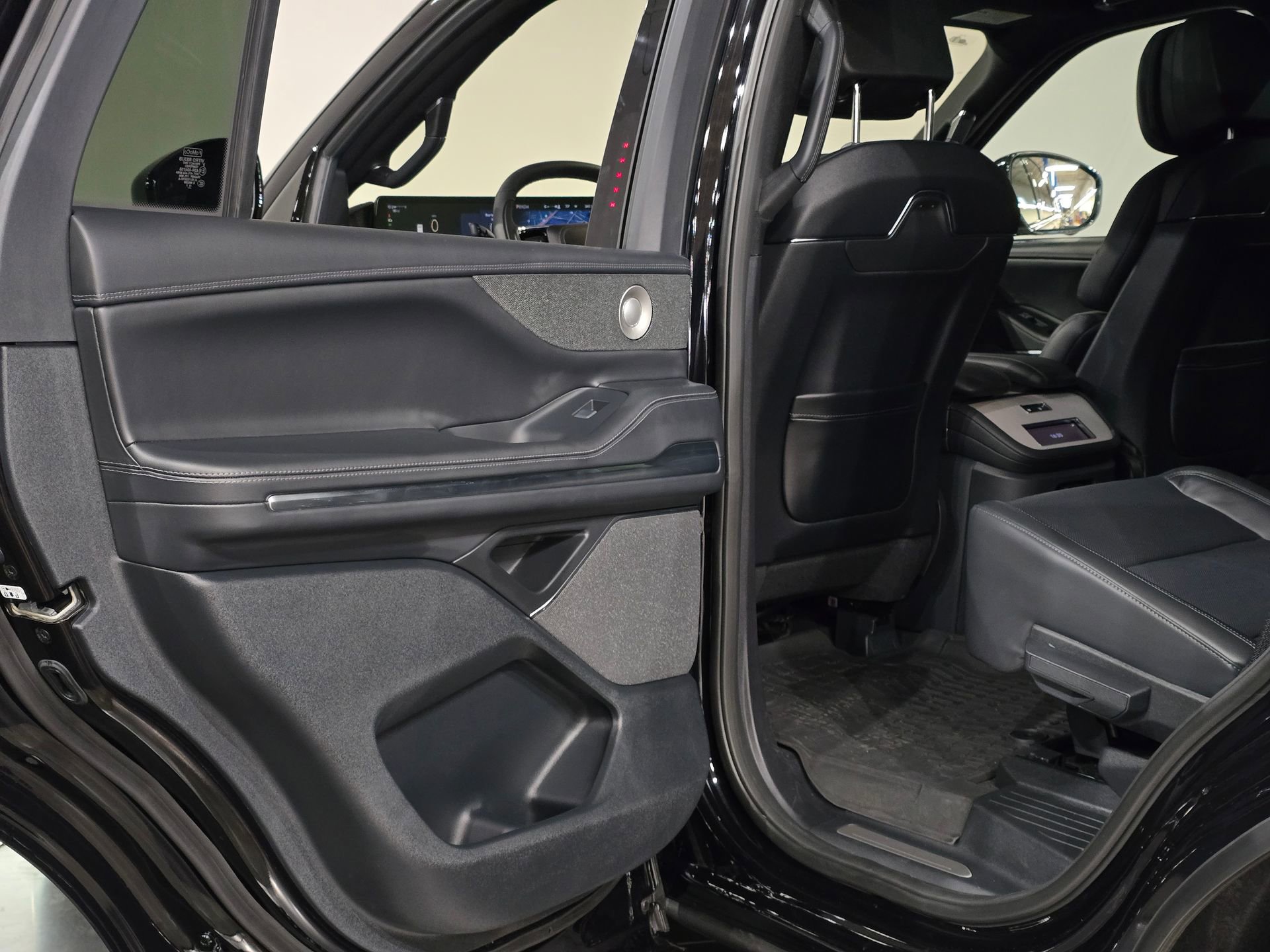 New 2025 Lincoln Navigator L Reserve w/ Jet Appearance Package image 37