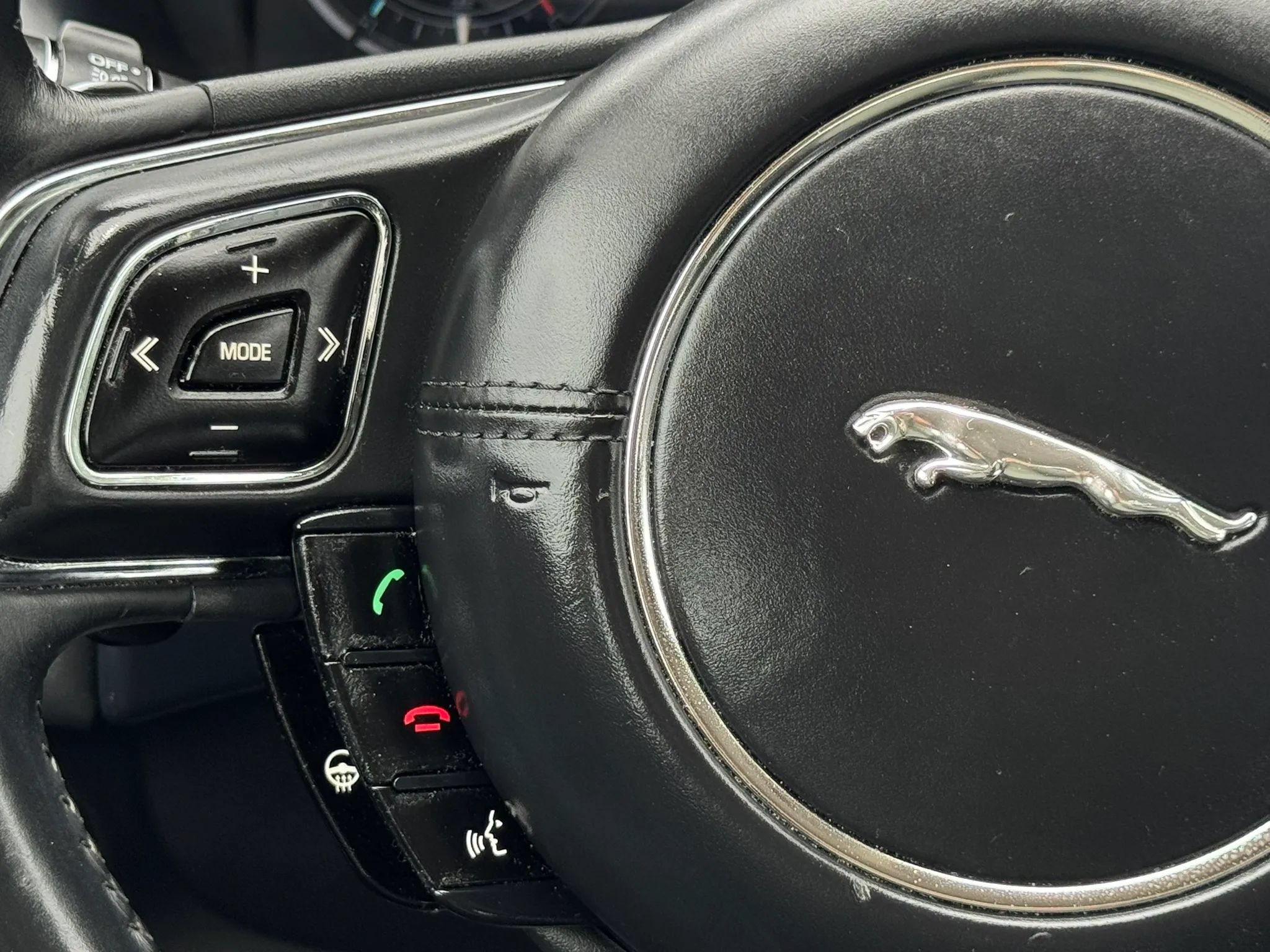 Used 2014 Jaguar XJ L Portfolio RWD image 33