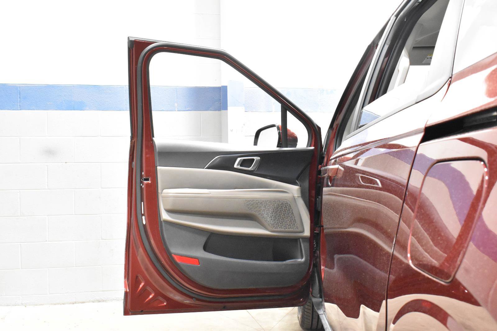 Used 2025 Kia Carnival FWD image 14