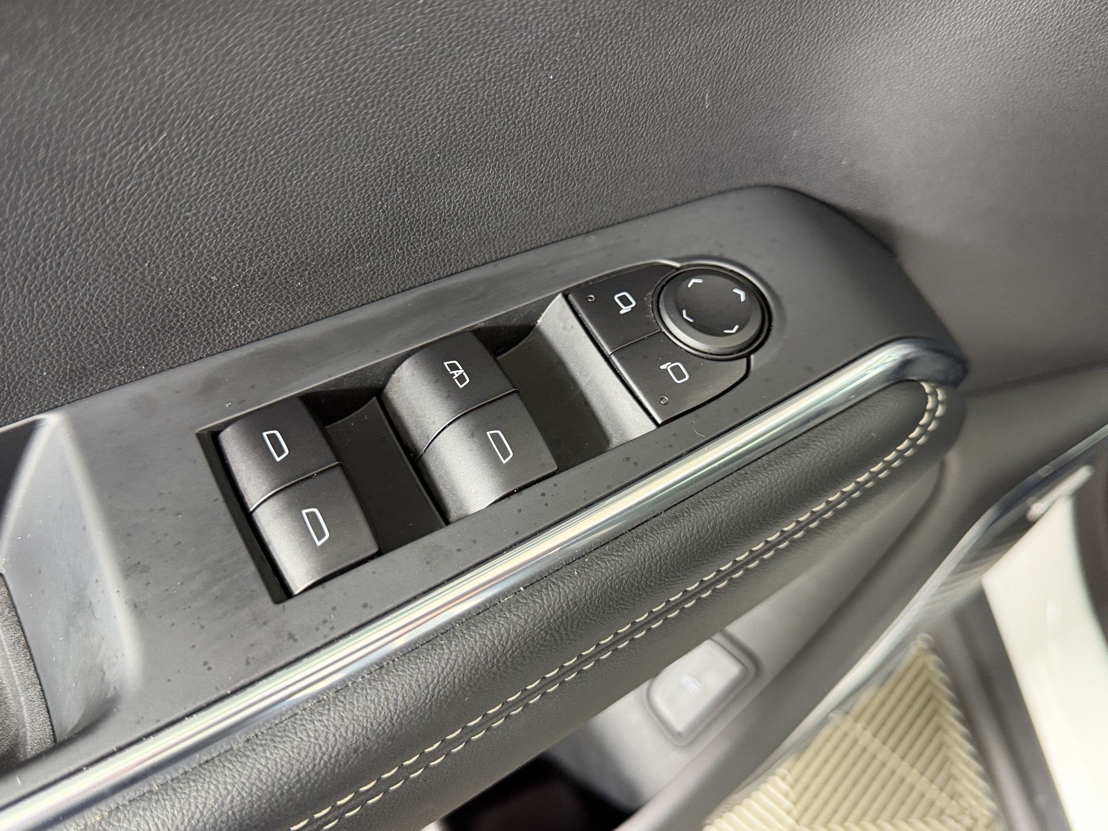 Used 2025 GMC Acadia Elevation w/ Elevation Premium Package FWD image 25