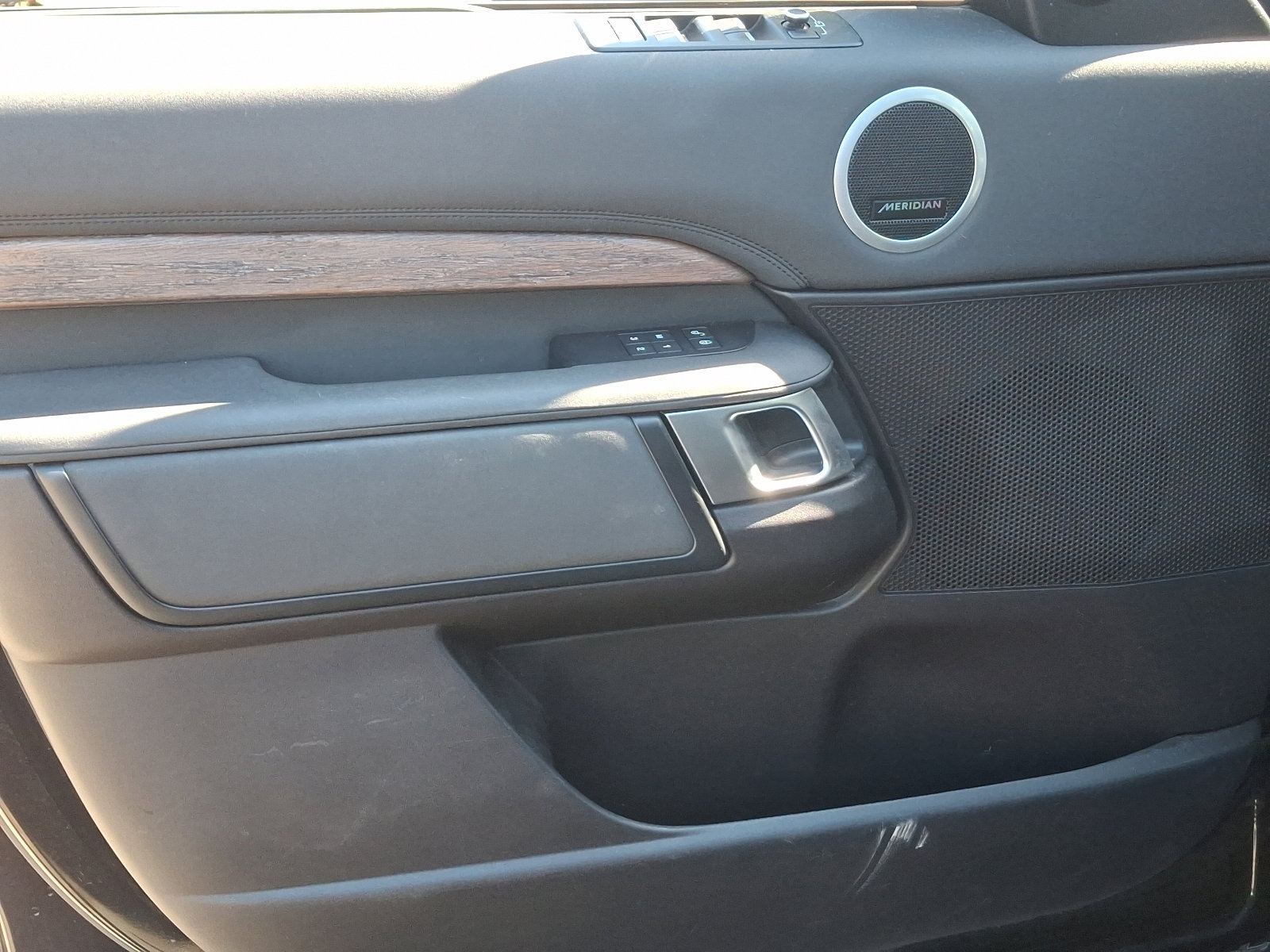 Used 2017 Land Rover Discovery HSE image 13