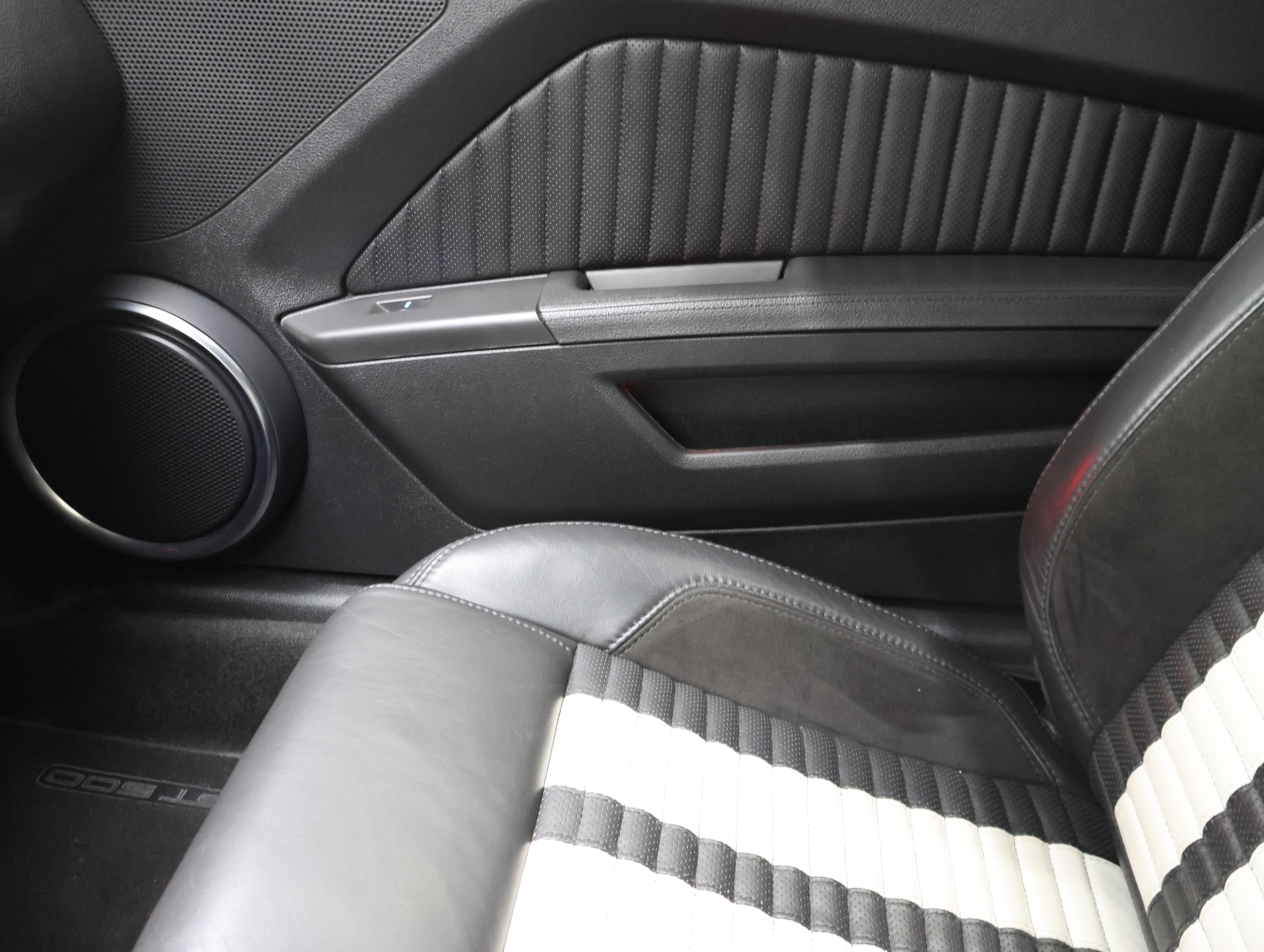Used 2011 Ford Mustang Shelby GT500 RWD image 11