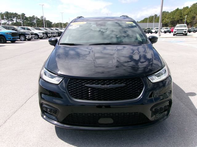 Used 2025 Chrysler Pacifica Limited image 6