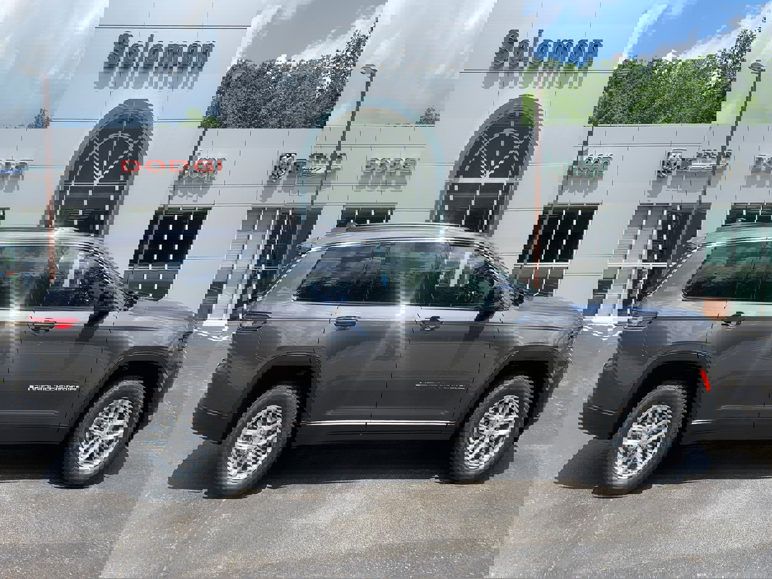 New 2025 Jeep Grand Cherokee L Laredo w/ Luxury Tech Group I image 1