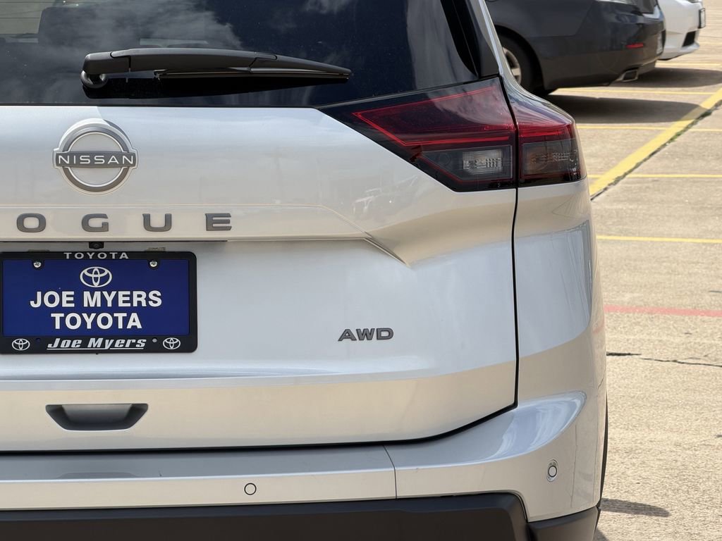Used 2025 Nissan Rogue SV AWD/4WD image 9