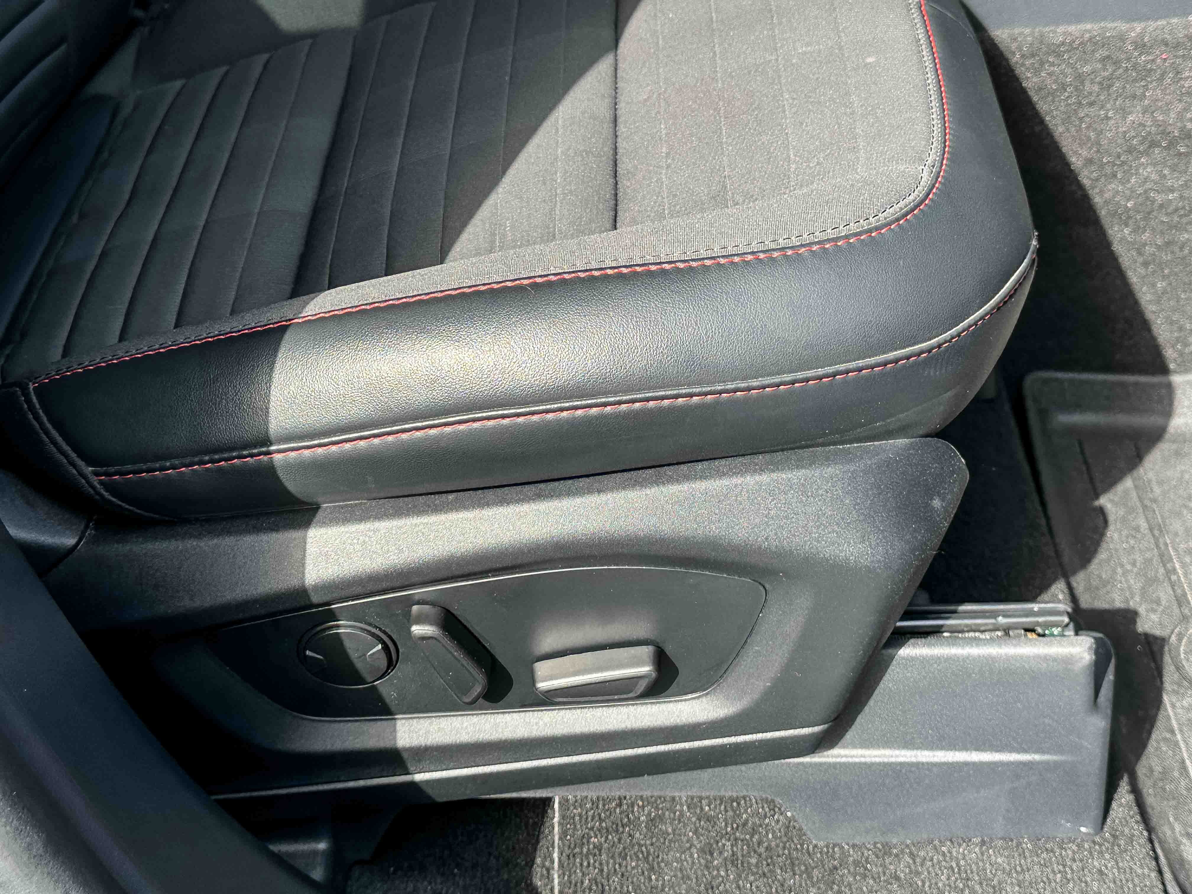 Used 2025 Ford Explorer ST-Line image 27