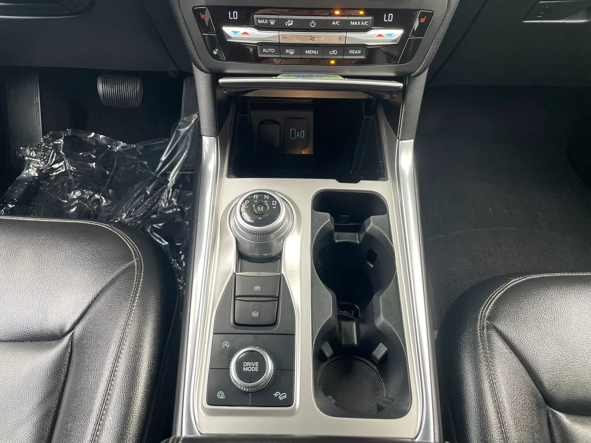 Used 2020 Ford Explorer XLT w/ Equipment Group 202A AWD/4WD image 14