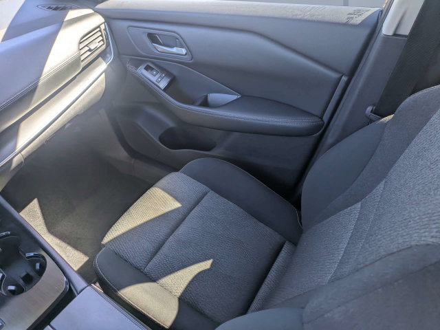 Used 2025 Nissan Rogue SV FWD image 18