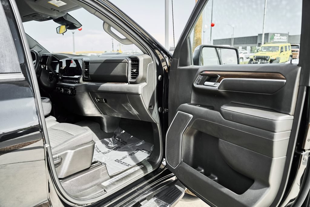Used 2022 Chevrolet Silverado 1500 LT AWD/4WD image 9