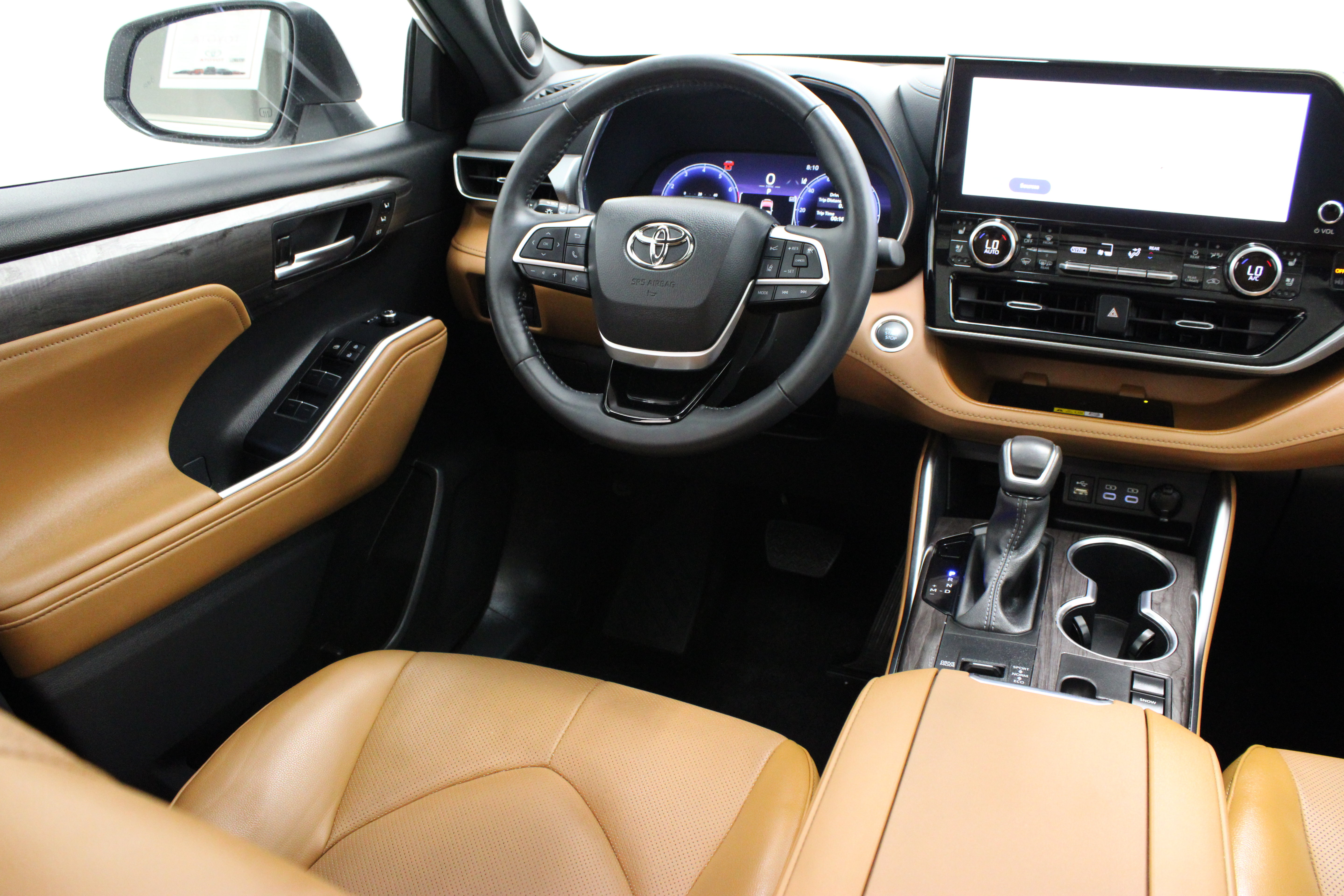 Used 2024 Toyota Highlander Platinum FWD image 34