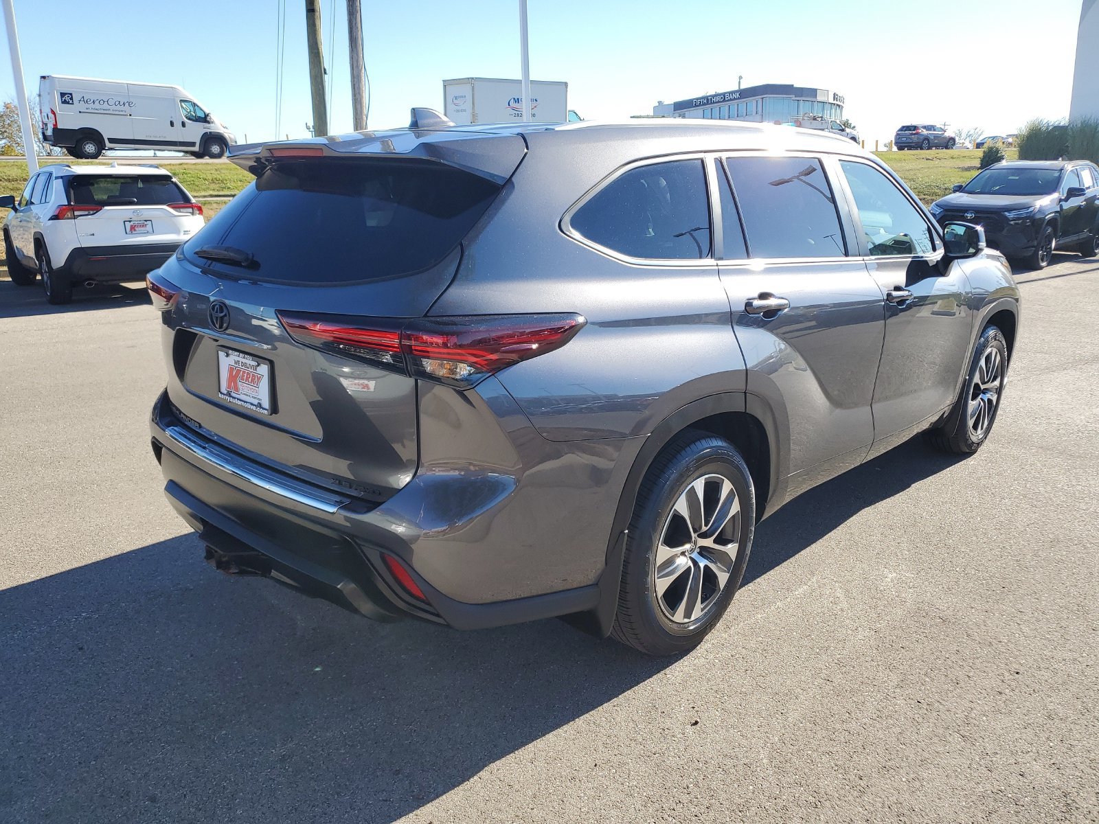 Used 2024 Toyota Highlander XLE AWD/4WD image 4