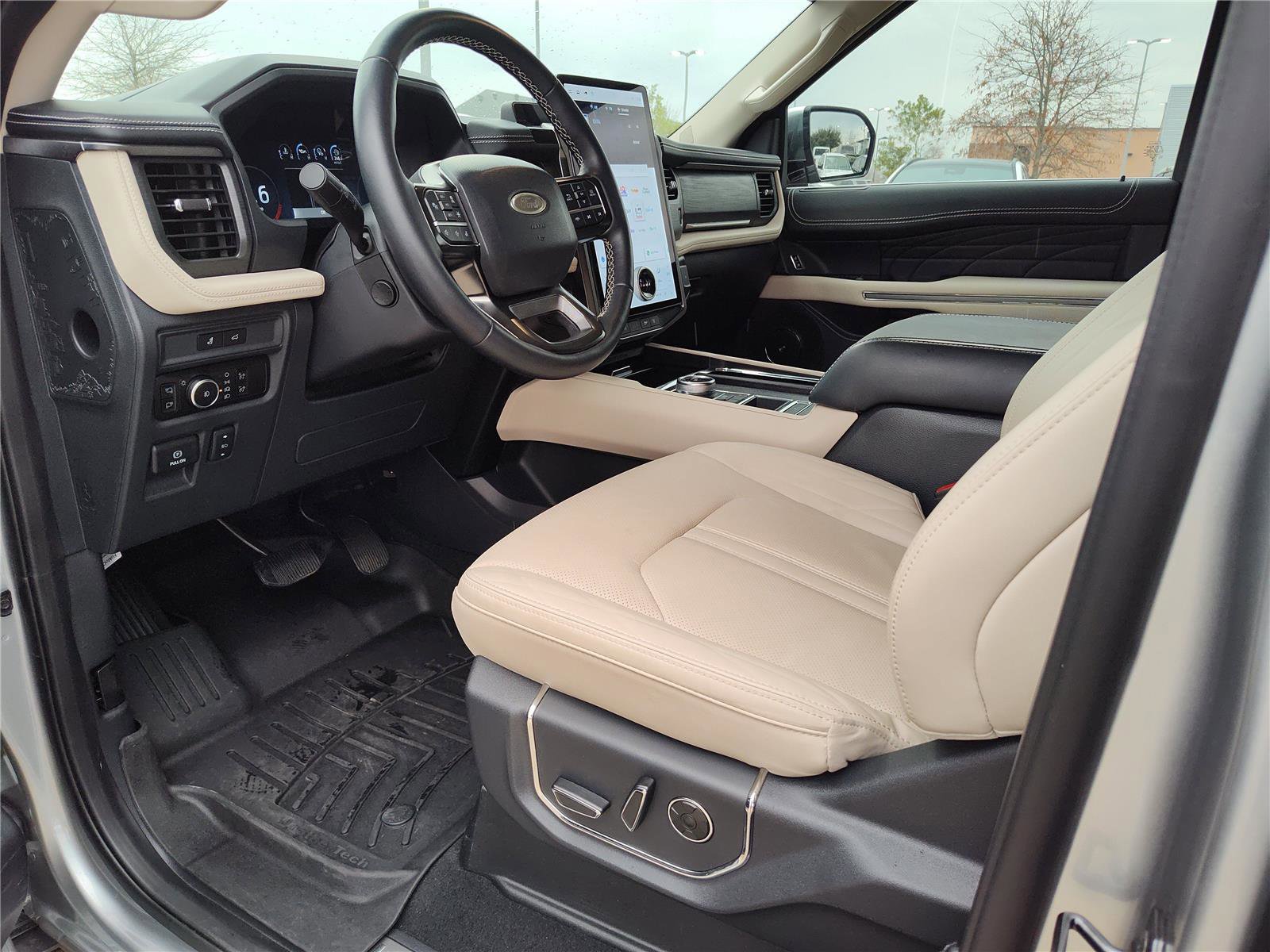 Used 2024 Ford Expedition Platinum image 2