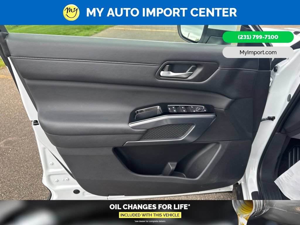 Used 2025 Nissan Pathfinder SL AWD/4WD image 10