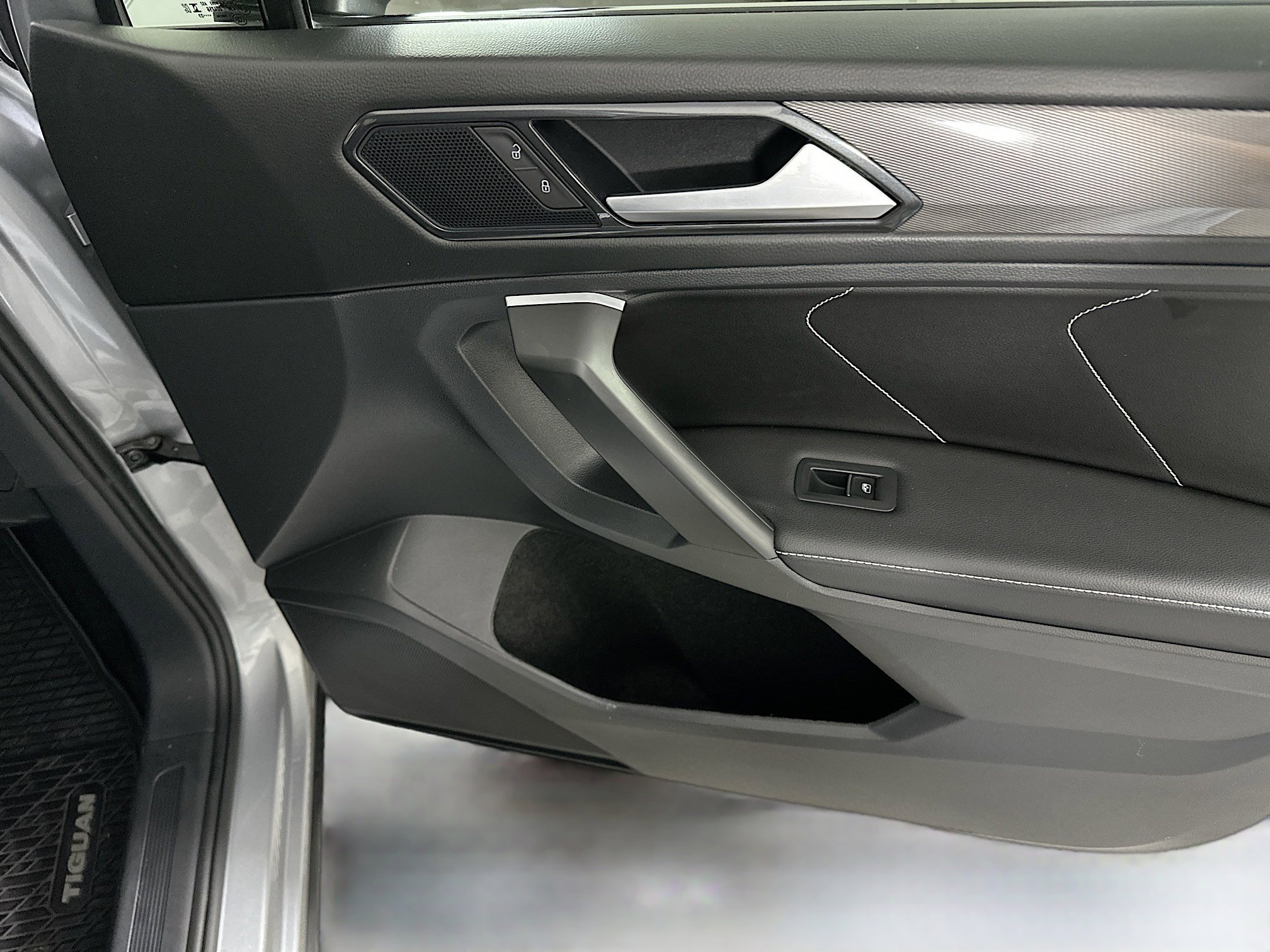 Used 2023 Volkswagen Tiguan SE image 30