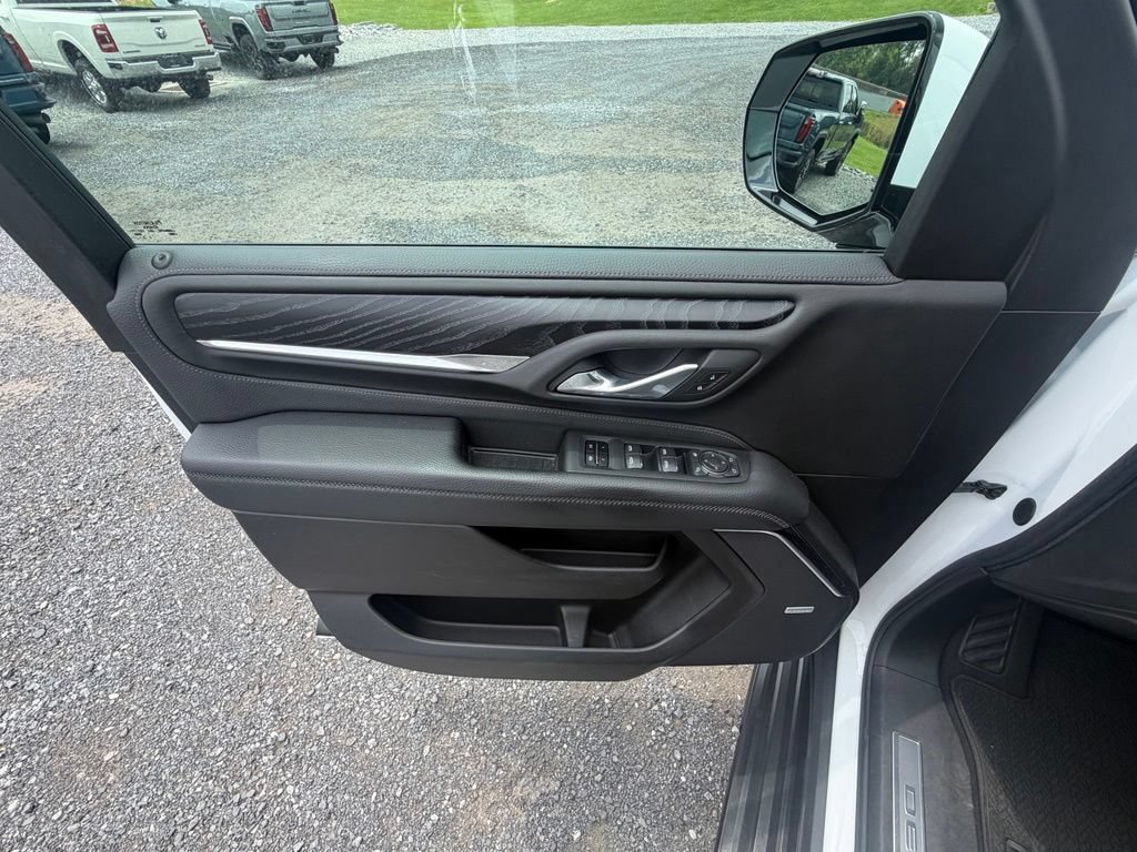 Used 2023 GMC Yukon XL Denali AWD/4WD image 6
