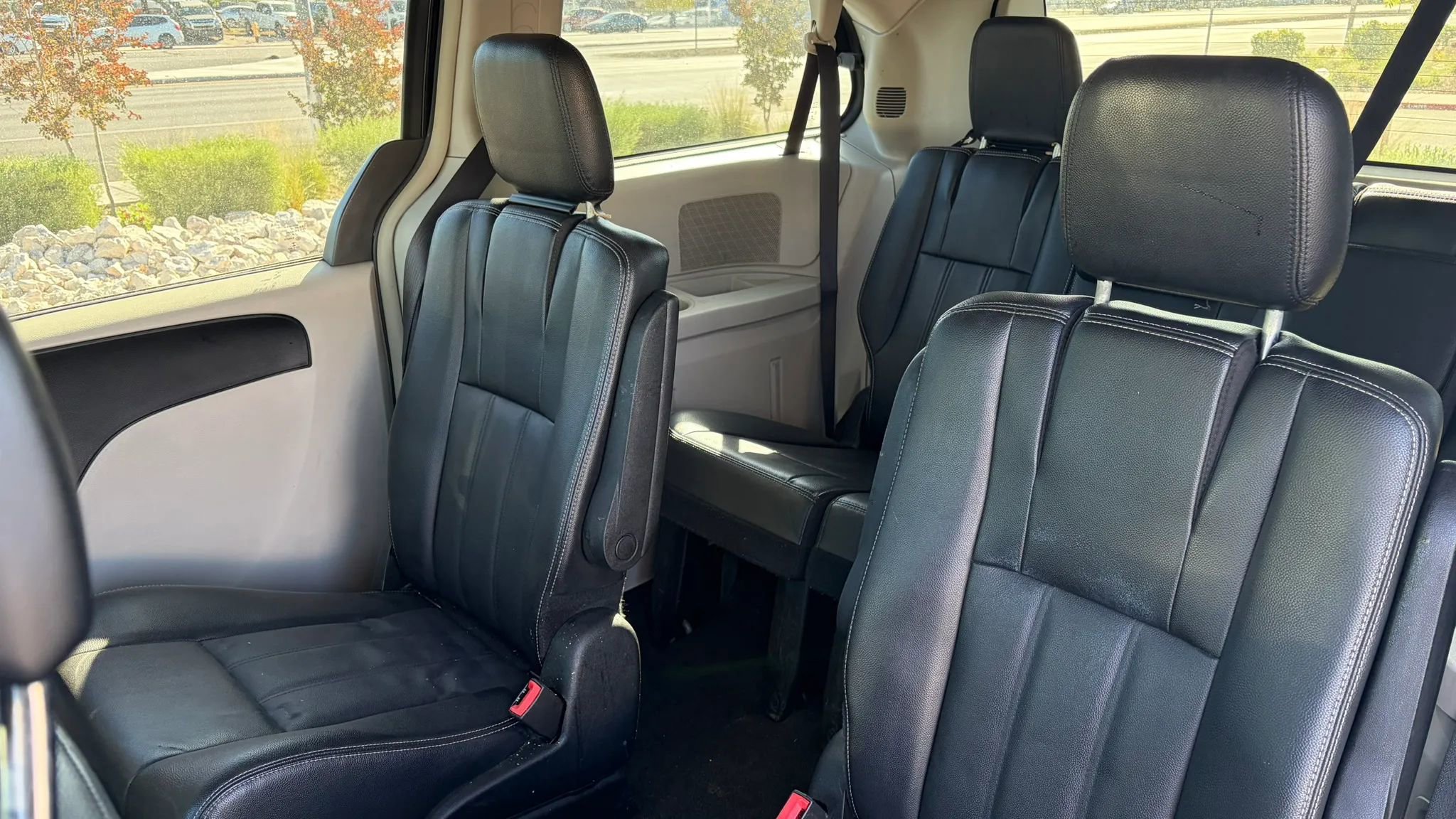 Used 2015 Chrysler Town & Country Touring FWD image 7