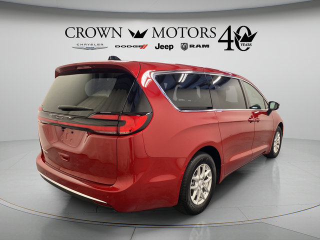 Used 2027 Chrysler Pacifica Select FWD image 14