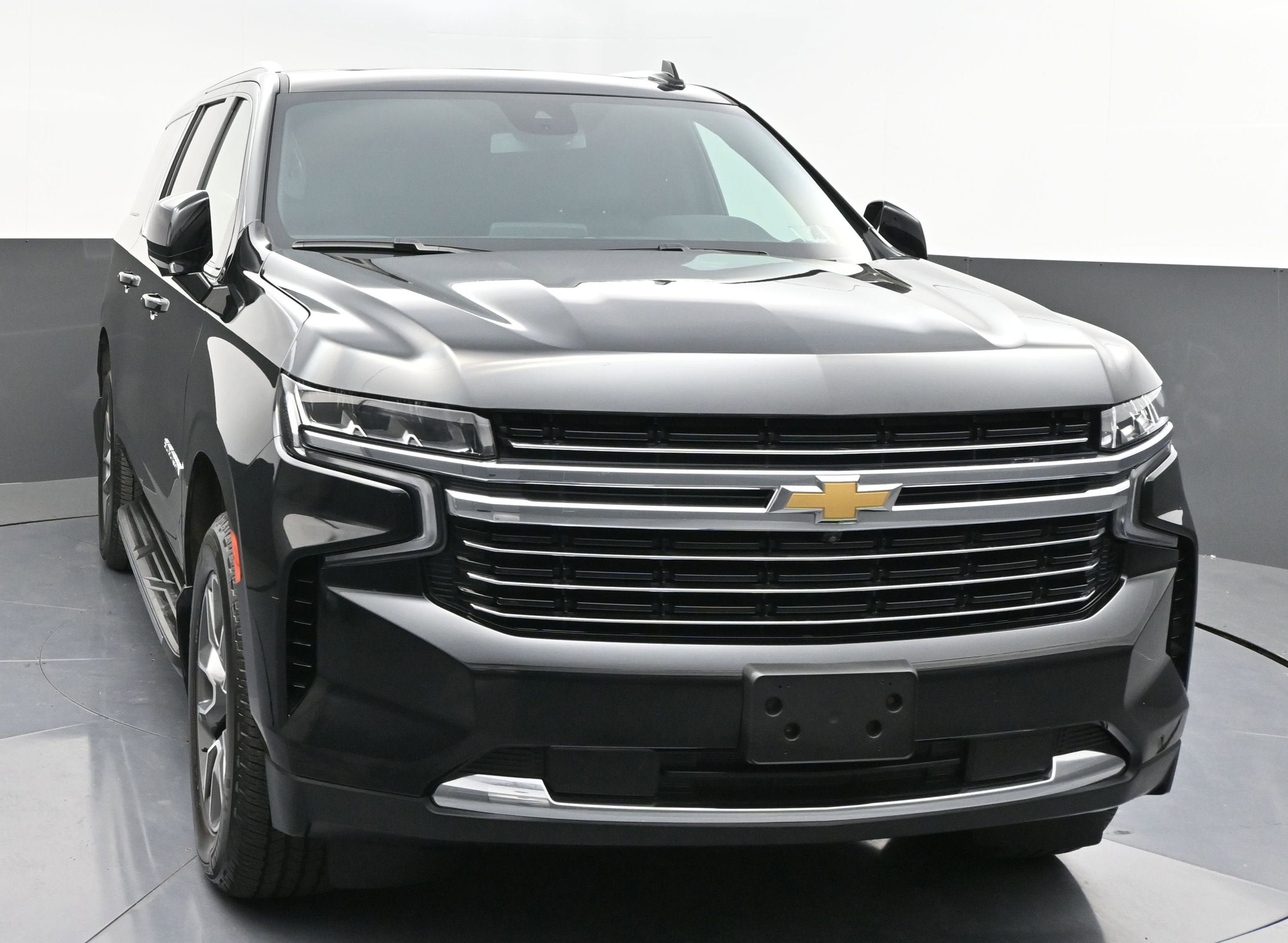 Used 2023 Chevrolet Suburban LT w/ Luxury Package AWD/4WD image 2