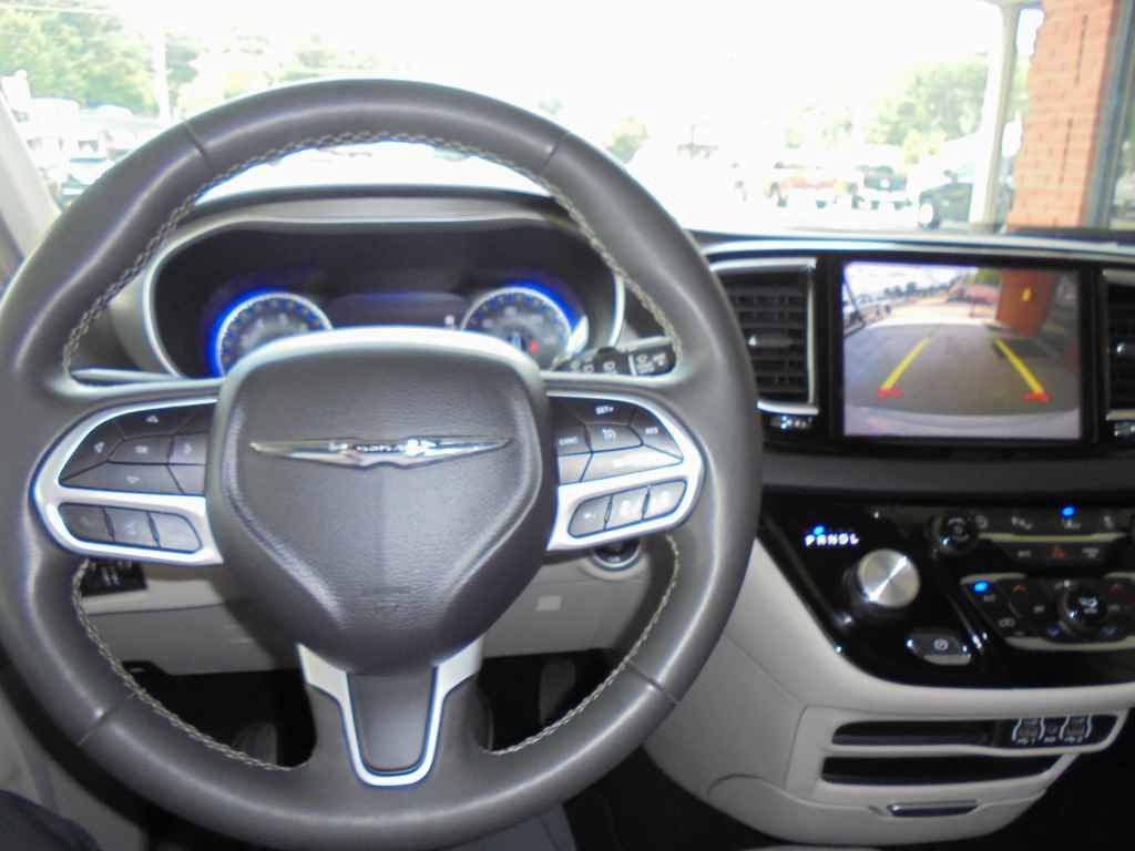 Used 2024 Chrysler Pacifica Touring-L FWD image 6