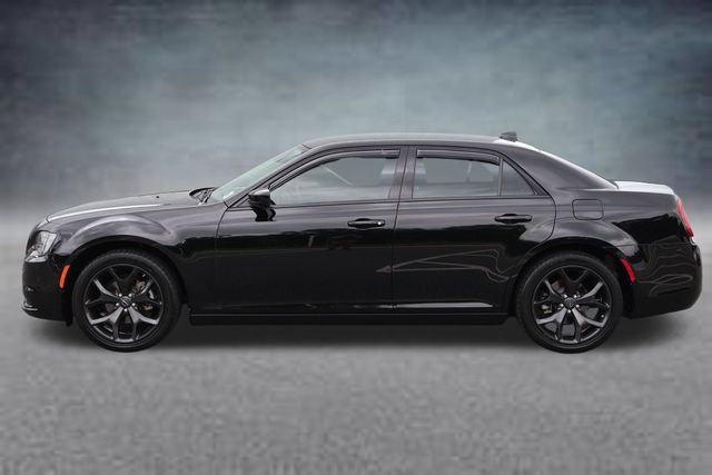 Used 2022 Chrysler 300 Touring w/ Sport Appearance Package RWD image 4