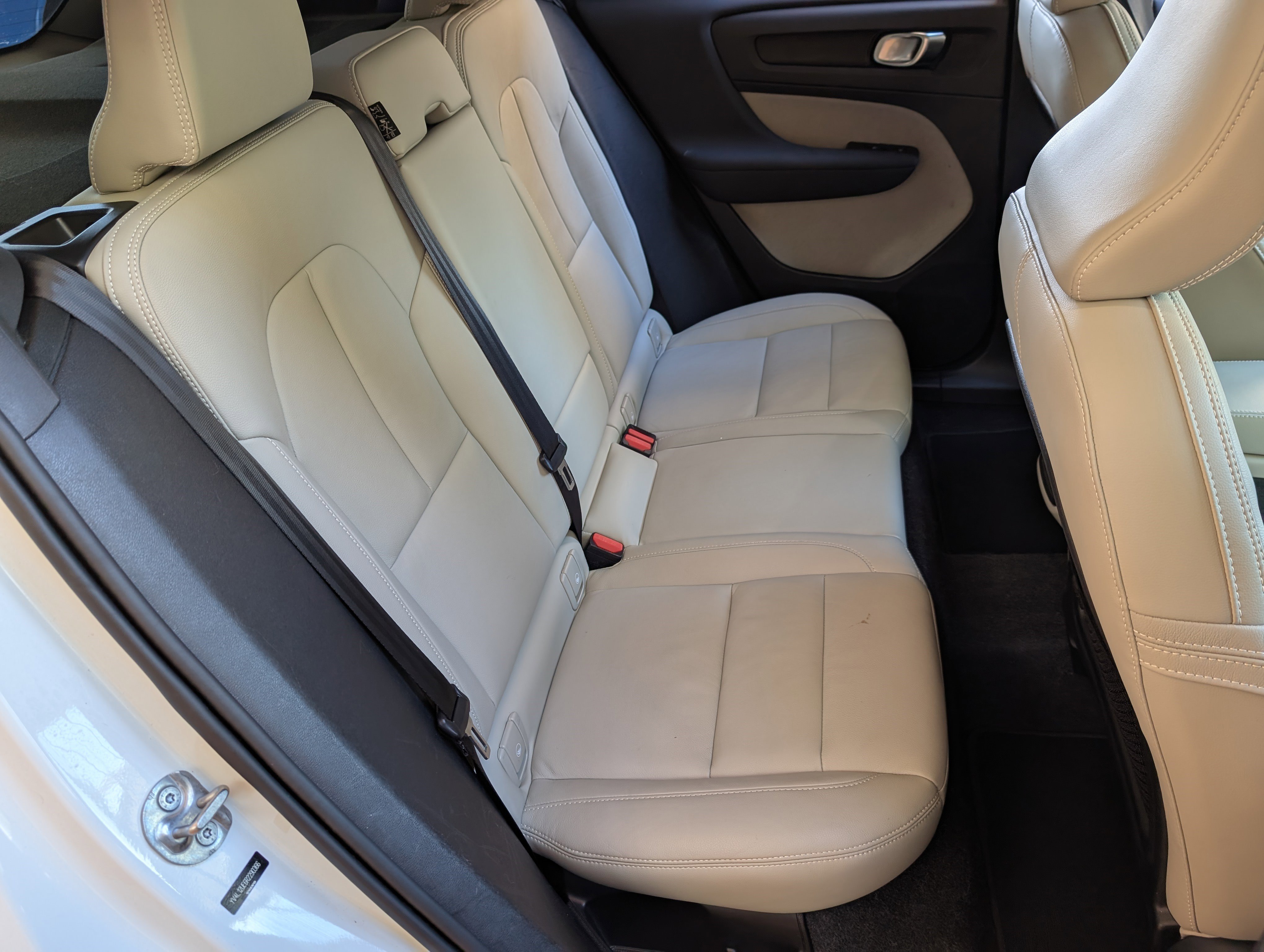 Used 2024 Volvo XC40 B5 Plus image 19