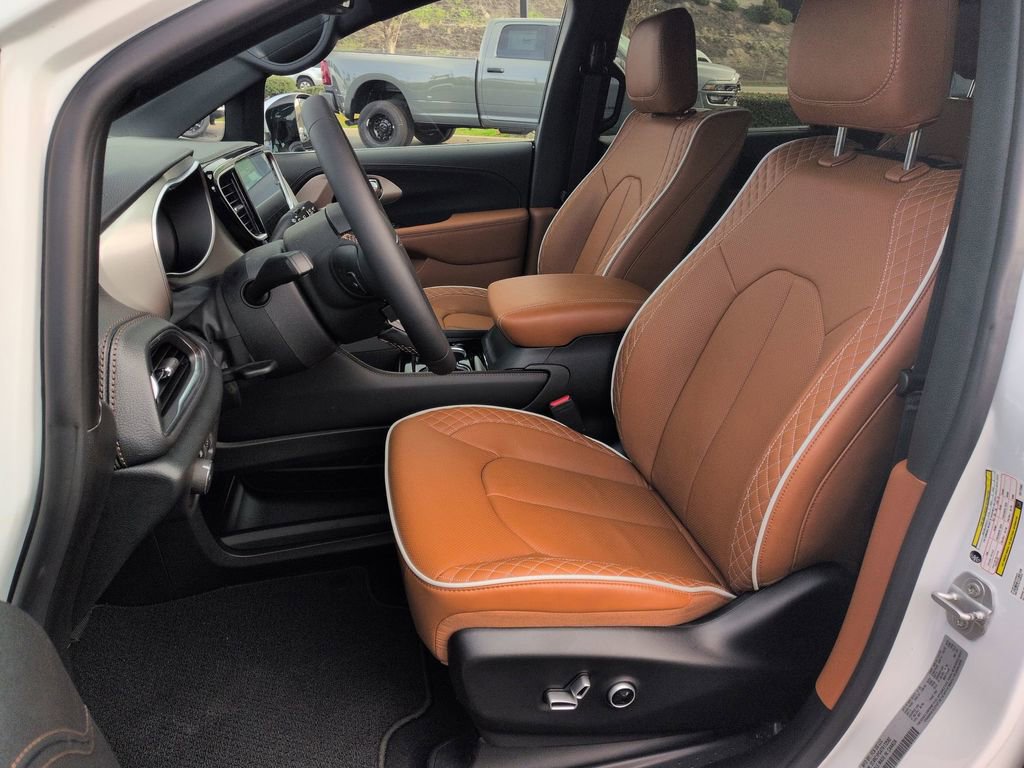 New 2026 Chrysler Pacifica Pinnacle w/ Trailer Tow Group image 11