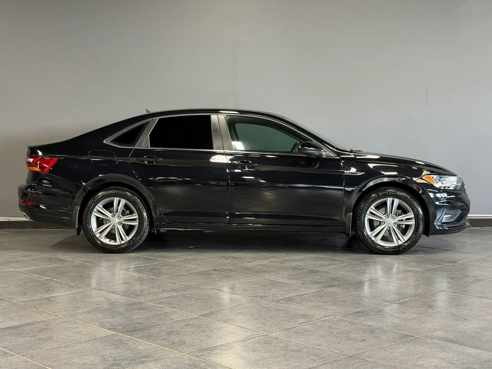 Used 2019 Volkswagen Jetta R-Line FWD image 4