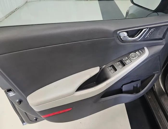 Used 2021 Hyundai Ioniq Limited FWD image 11