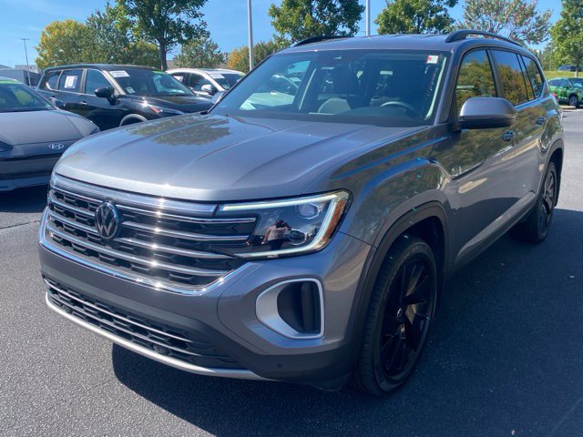 Certified 2024 Volkswagen Atlas SE w/ Black Wheel Package AWD/4WD image 9