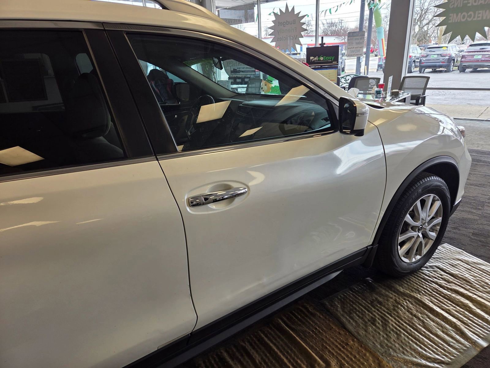 Used 2017 Nissan Rogue SV w/ SV Premium Package image 15