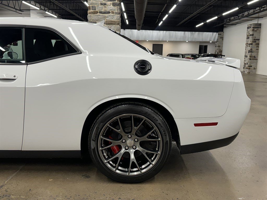 Used 2016 Dodge Challenger SRT w/ Technology Group image 8