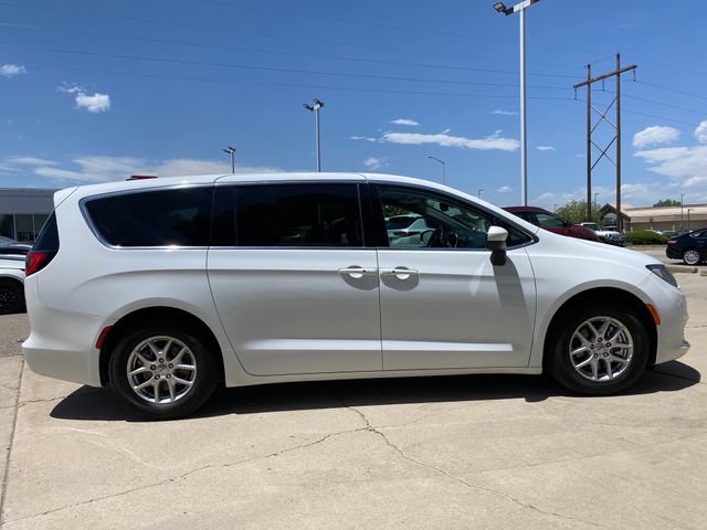 Used 2023 Chrysler Voyager LX FWD image 7