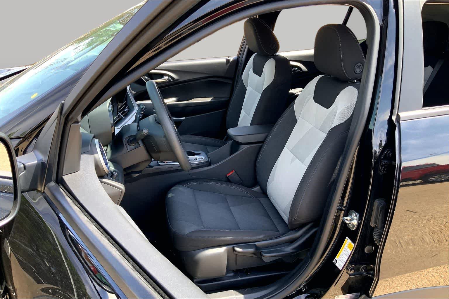 Used 2025 Chevrolet Trax LS FWD image 8