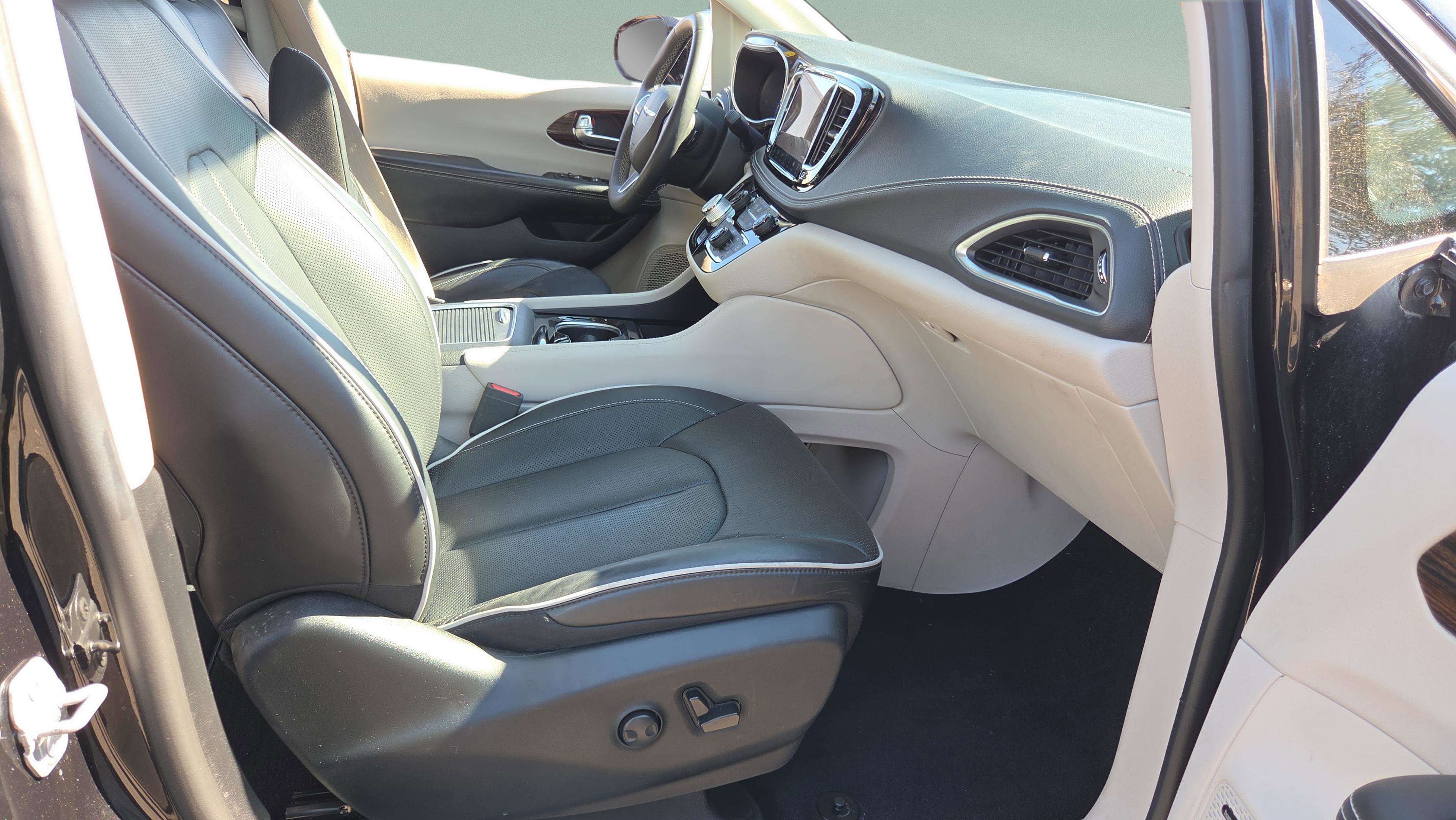 Used 2023 Chrysler Pacifica Limited w/ Uconnect Theater Family Group image 25