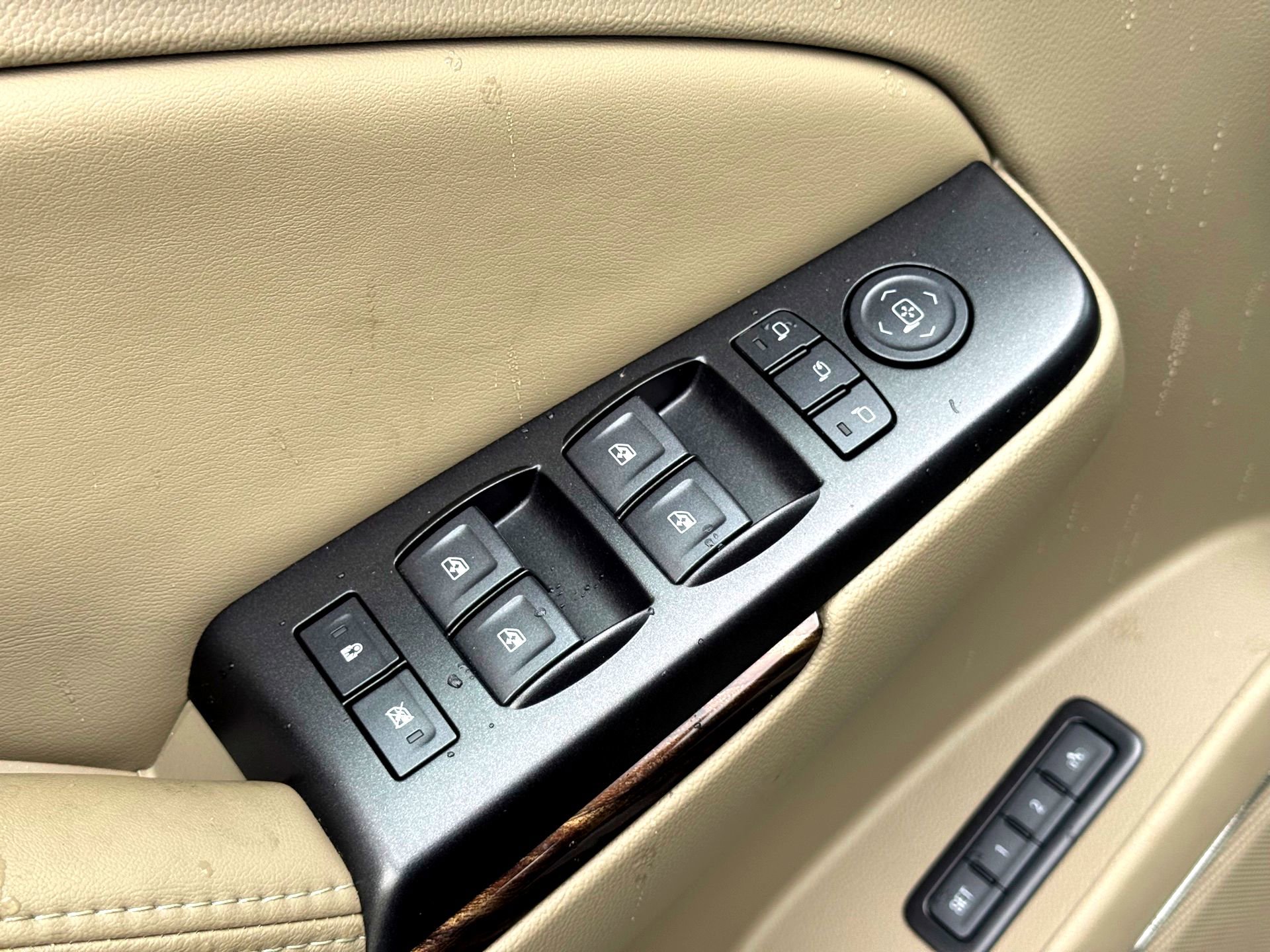 Used 2017 GMC Yukon SLT w/ Open Road Package image 16