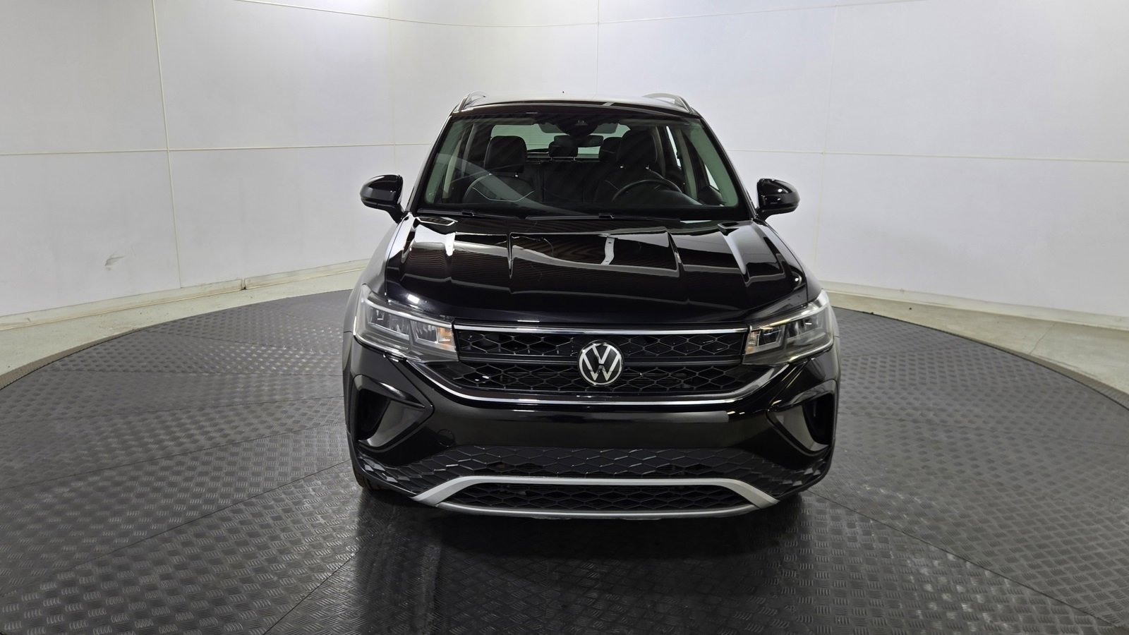 Used 2024 Volkswagen Taos SE image 2