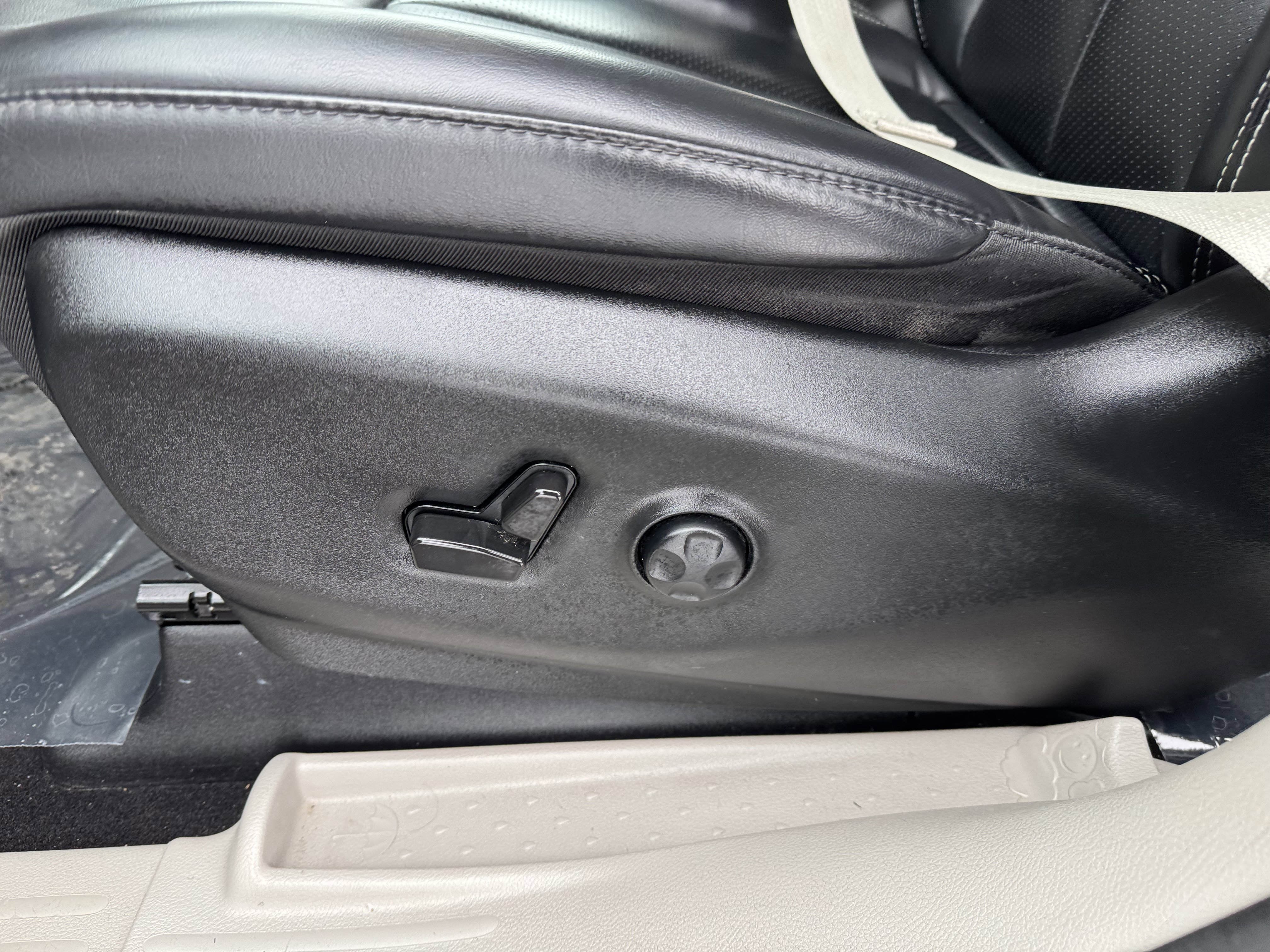 Used 2023 Chrysler Pacifica Touring-L image 15