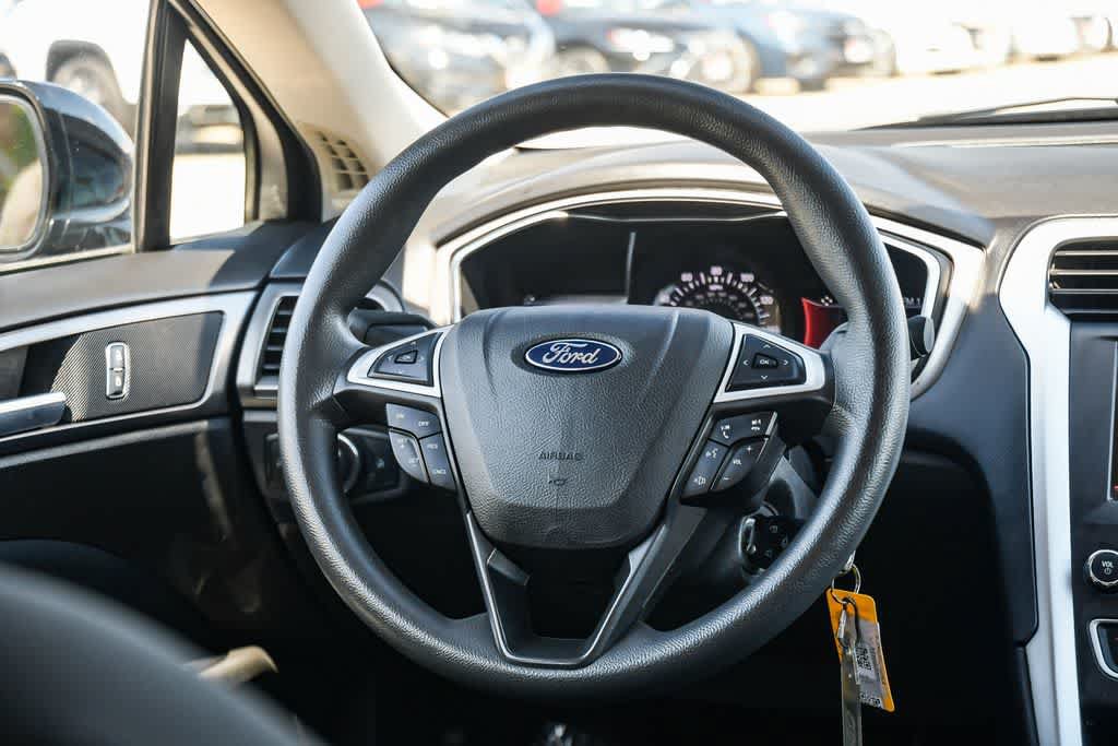 Used 2016 Ford Fusion SE FWD image 12