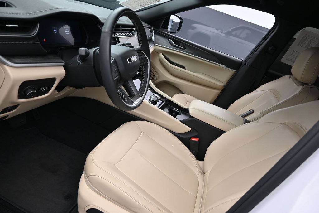 Used 2024 Jeep Grand Cherokee L Limited w/ Black Appearance Package AWD/4WD image 19