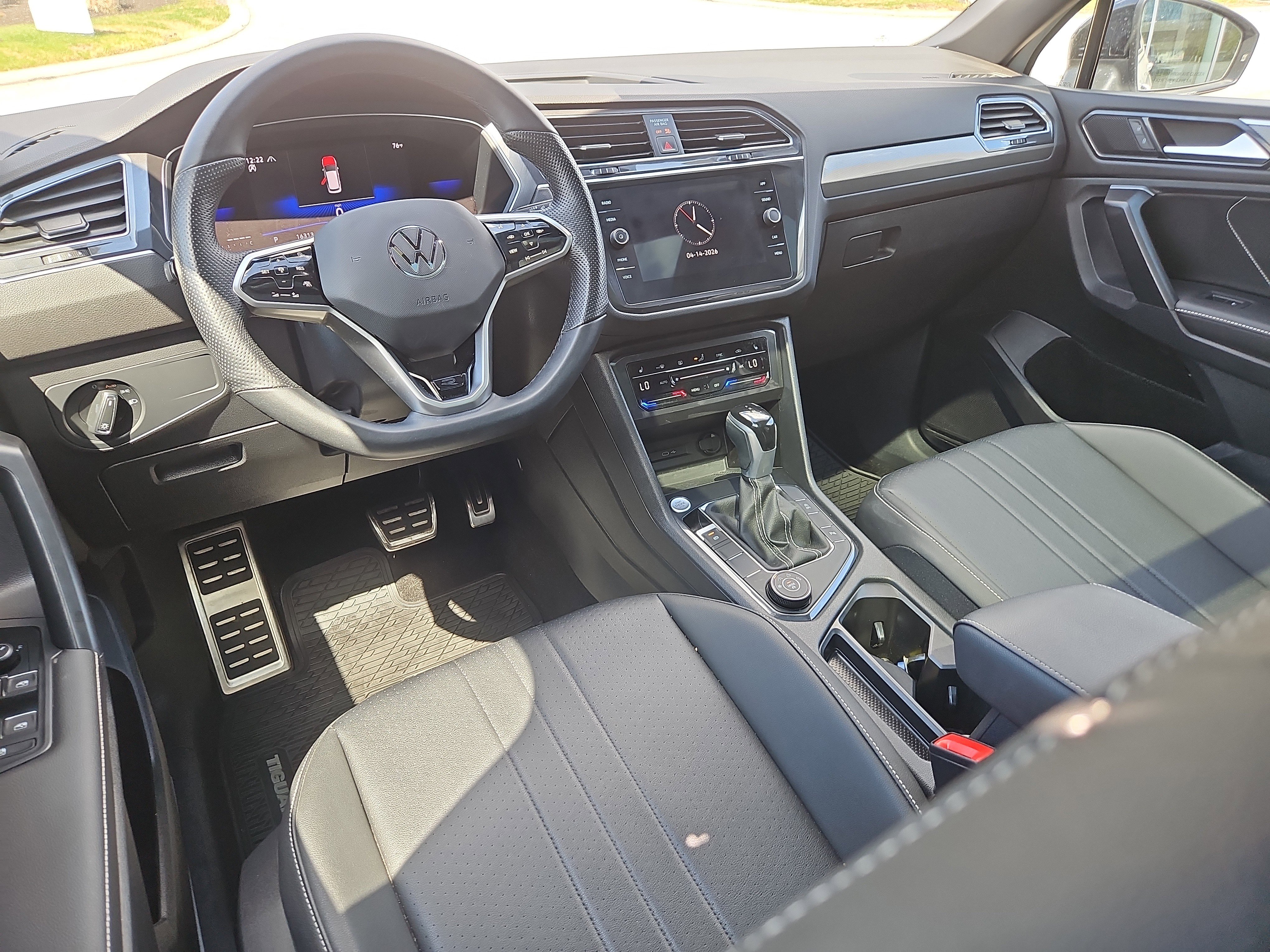 Used 2023 Volkswagen Tiguan SE R-Line image 3