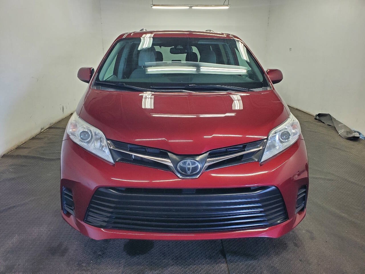 Used 2020 Toyota Sienna LE FWD image 2
