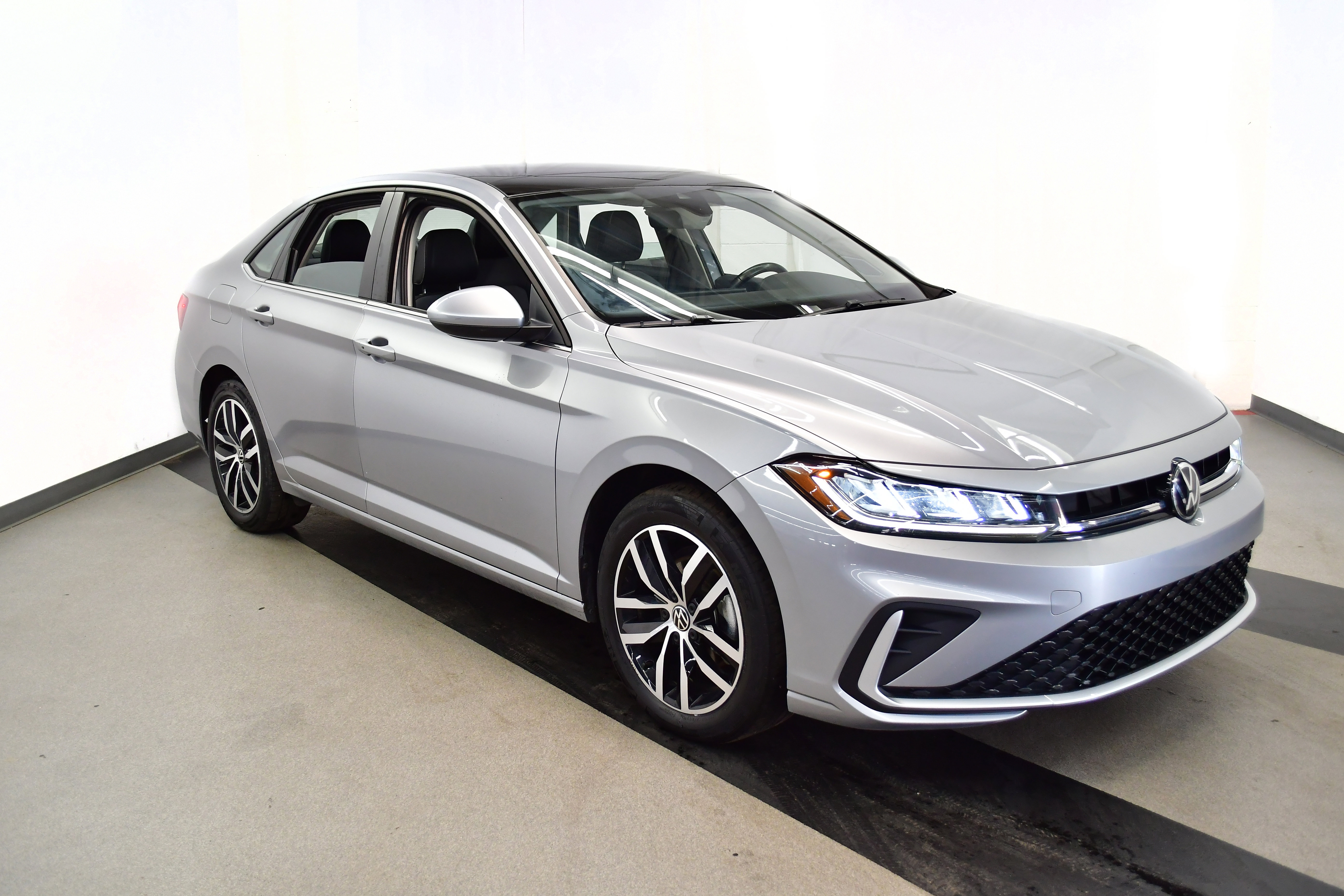 Used 2025 Volkswagen Jetta SE FWD image 5