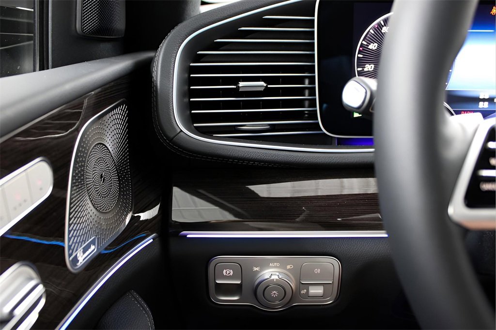 Used 2025 Mercedes-Benz GLS 450 4MATIC image 11