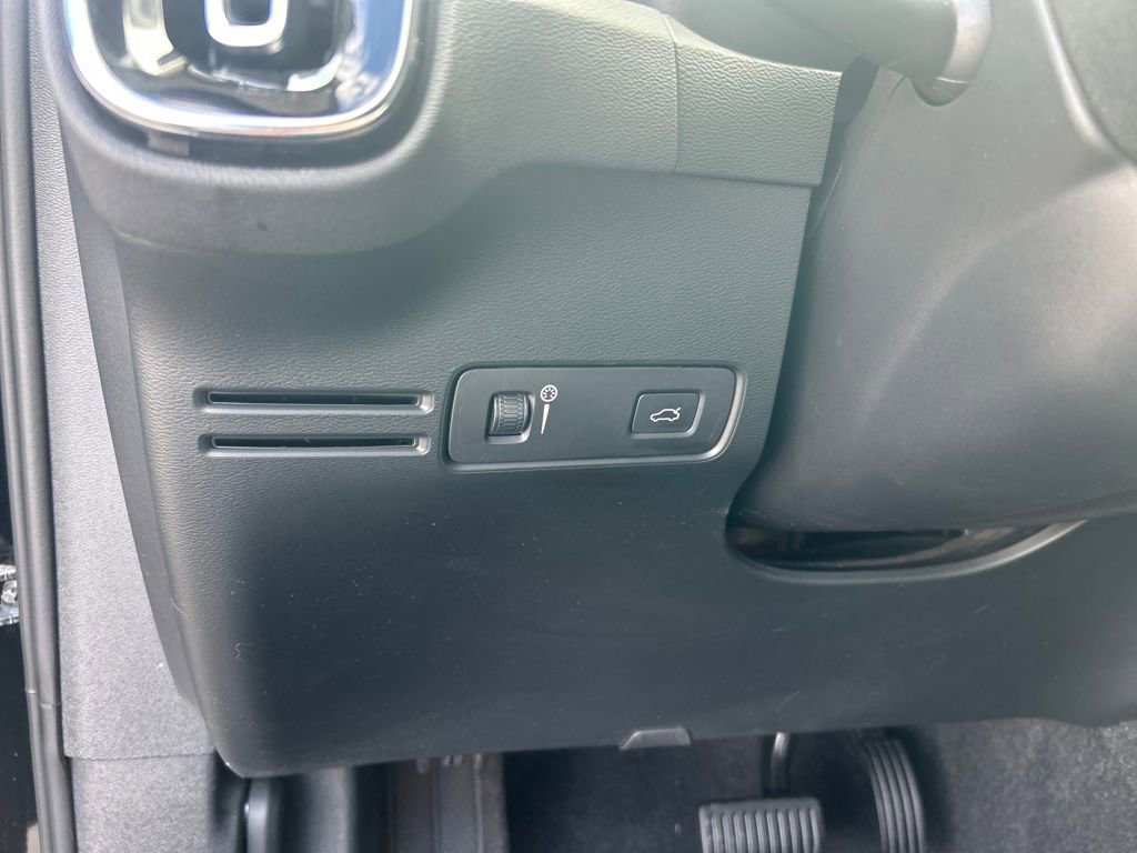 Used 2019 Volvo XC40 T5 Momentum image 15