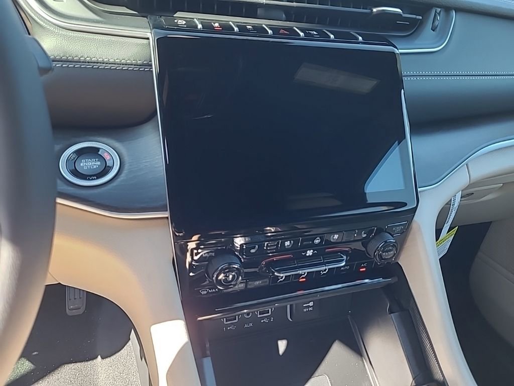 New 2025 Jeep Grand Cherokee Limited w/ Luxury Tech Group II image 30